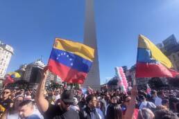 Venezuelans celebrating at the Obelisk in Buenos Aires the capture of Nicolás Maduro by the U.S. Image by Roberto Fiadone, CC BY 4.0, via Wikimedia Commons