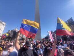 Venezuelans celebrating at the Obelisk in Buenos Aires the capture of Nicolás Maduro by the U.S. Image by Roberto Fiadone, CC BY 4.0, via Wikimedia Commons