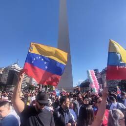 Venezuelans celebrating at the Obelisk in Buenos Aires the capture of Nicolás Maduro by the U.S. Image by Roberto Fiadone, CC BY 4.0, via Wikimedia Commons