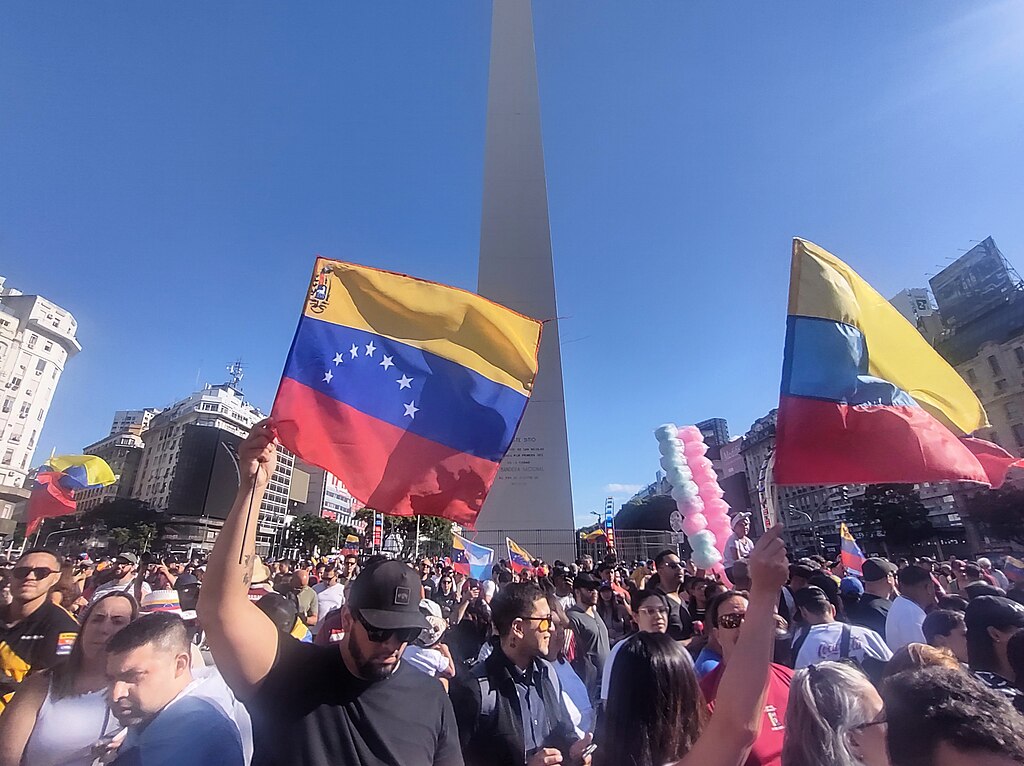 Venezuelans celebrating at the Obelisk in Buenos Aires the capture of Nicolás Maduro by the U.S. Image by Roberto Fiadone, CC BY 4.0, via Wikimedia Commons