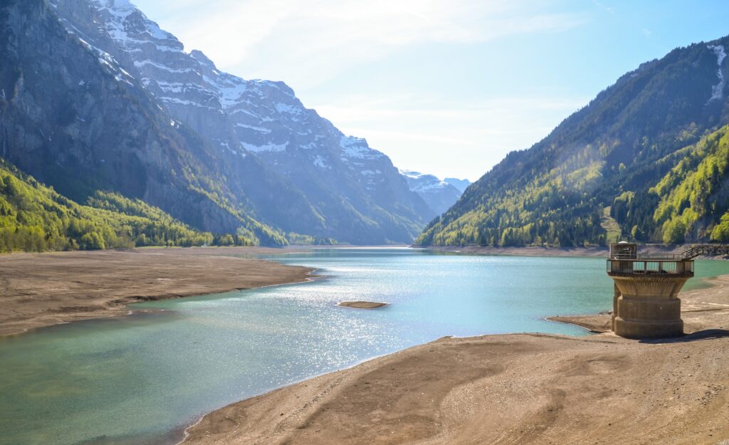 Klöntalersee during a period of severe drought Image by Sarah Lötscher on Pixabay