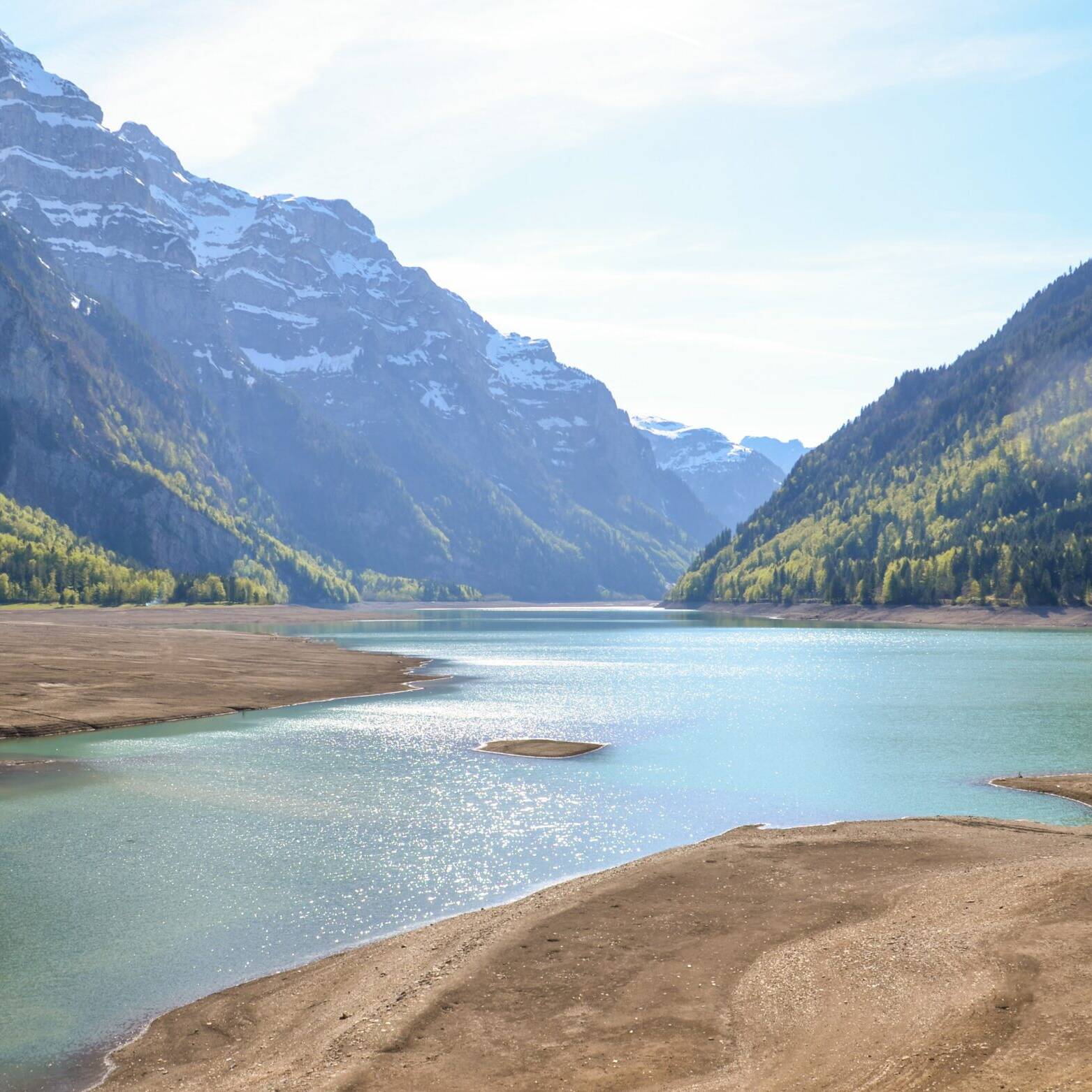 Klöntalersee during a period of severe drought Image by Sarah Lötscher on Pixabay